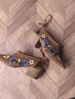 Sbicca Brown Suede Embroidered Floral Block Heel Mules